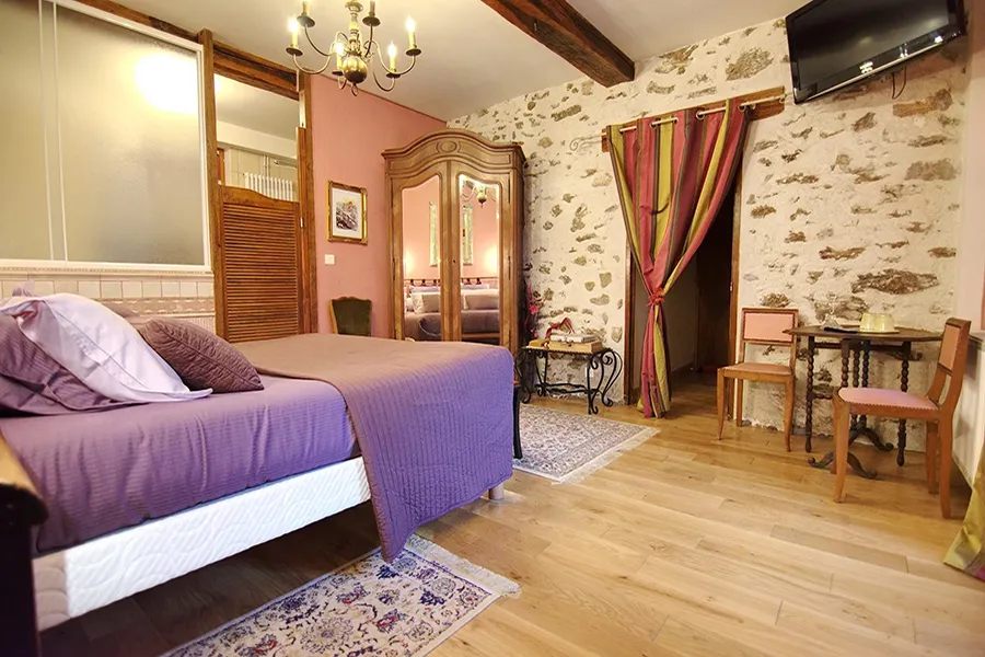 Chambre de caractère à la Ferme Historique Jean de la Fontaine