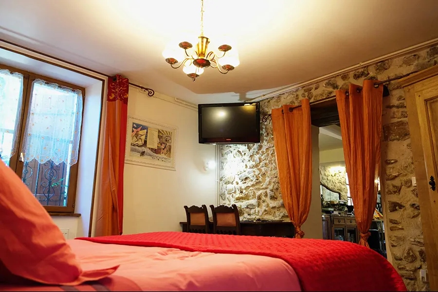 Chambre familiale spacieuse à la Ferme Historique Jean de la Fontaine