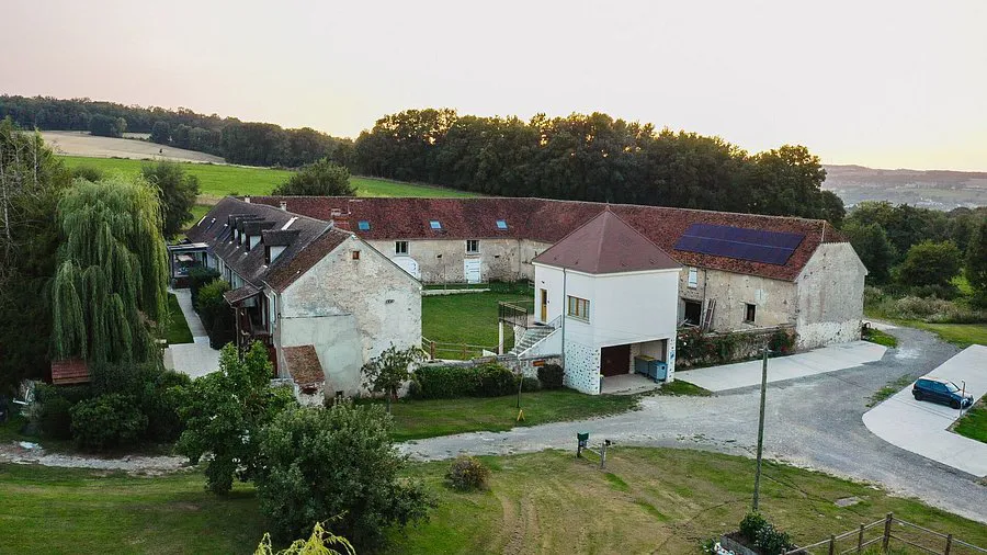 Façade et environnement de la Ferme Historique Jean de la Fontaine